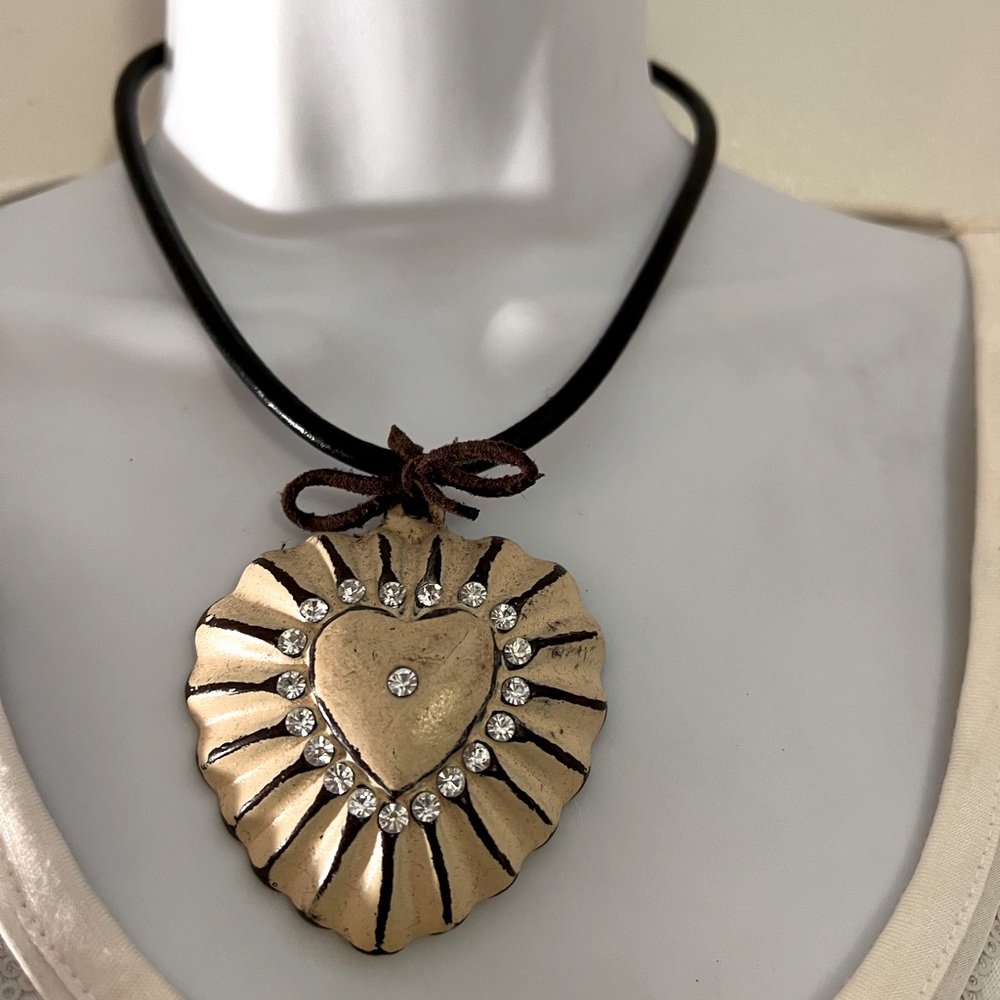 LEATHER NECKLACE WITH DISTRESSED WOODEN HEART PENDANT